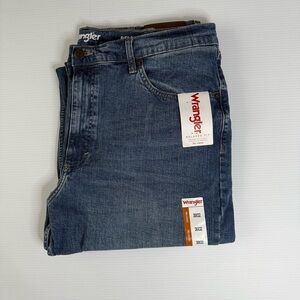 Wrangler men's jeans 38x32 . Medium wash, blue, flex fit, cotton, relaxed fit